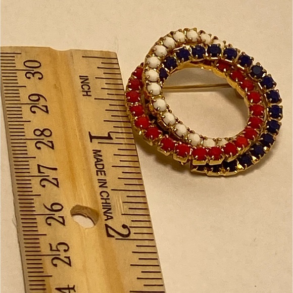 Vintage BROOCH red white and blue 
rhinestone gold Eternity stacked wreath PIN - Picture 4 of 15